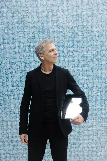 Generalmusikdirektor Dirk Kaftan vor der sanierten Beethovenhalle  | Foto: Lea Franke