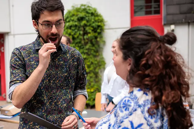 Mit einem Wattestäbchen an der Wangenschleimhaut wird ein Abstrich zur Typisierung gemacht.  | Foto: UKD