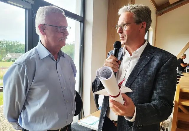 Hubert Braun übergibt eine Liste mit 332 Unterschriften gegen die Glehner Windräder an Landrats-Vertreter Achim Blindert (r.). | Foto: Manfred Lang/pp