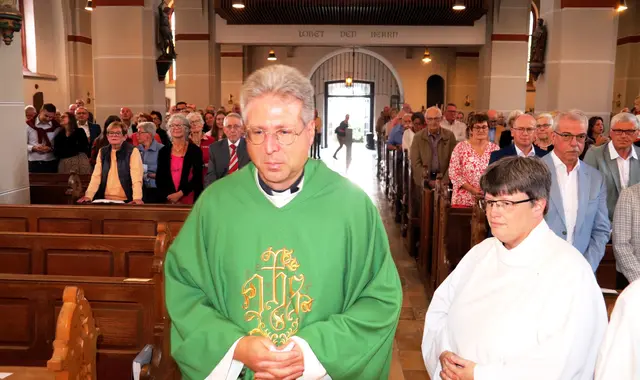 Ein letztes Mal zog Pastor Christoph Heinzen feierlich in Sankt Severin ein. | Foto: Steimel