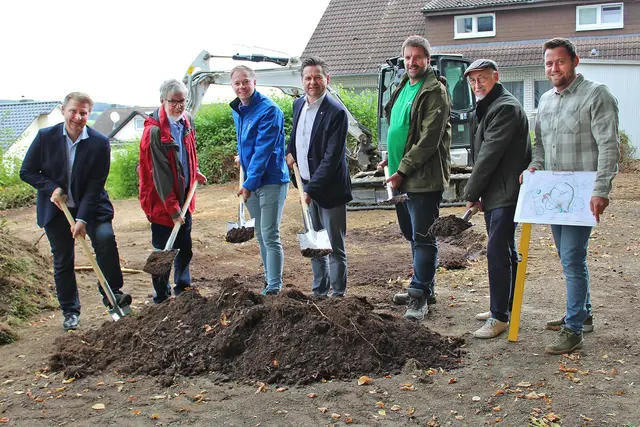 Symbolischer Spatenstich: Erster Beigeordneter Peter Madel, Ratsmitglied Werner Nohl, Heimatvereinsvorsitzenden Dominik Seitz, Bürgermeister Ulrich Stücker, Unternehmer Jan Eyberg, Ratsmitglied Thomas Seimen und der städtische Gärtnermeister Felix Buchen (v.l.).  | Foto: Stadt Wiehl