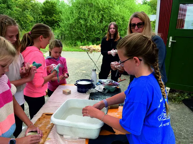 Wollwerkstatt: Von der Rohwolle über verschiedene Techniken zum eigenen Theaterstück.  | Foto: Naturparkzentrum