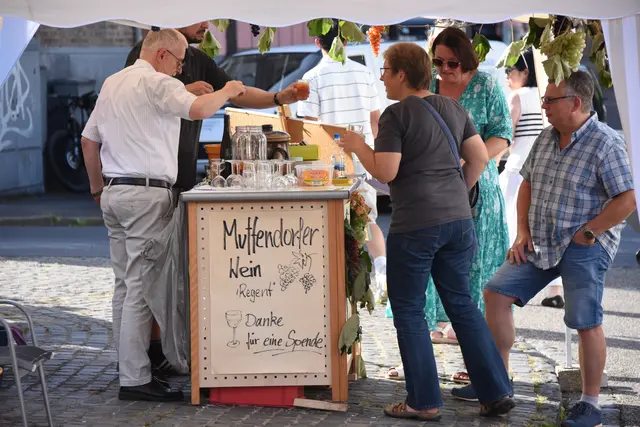 Muffendorfer Wein und Muffendorfer Pfirsischbowle servierte der Ortsausschauss Muffendorf, informierte gleichzeitig über seine Aktivitäten für den Ort.  | Foto: AS