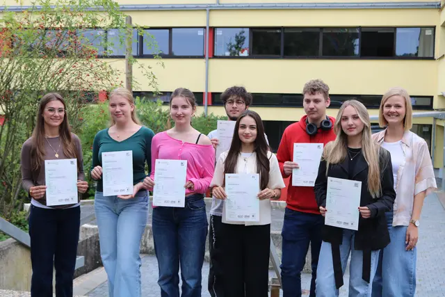  Die erfolgreichen Absolvent*innen des Cambridge-Projektkurses der Gesamtschule Waldbröl mit Kursleiterin Lisa Dornseifer (rechts).  | Foto: Andreas Dohm