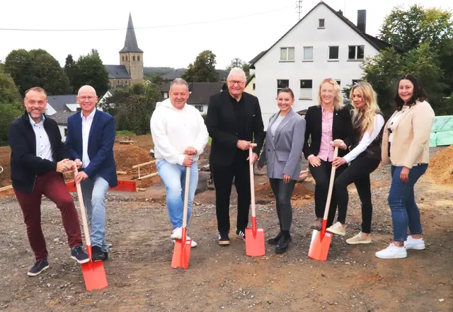 Spatenstich mit (v.li.) Jürgen Kröder (Kreisjugendamt), Bürgermeister Mario Loskill, Investor Sven Hoffmann, Architekt  Heinz Hennes, Investor Alina Hoffmann, Verena Dienst (Johanniter) sowie den KiTa-Leiterinnen Olesja Heinitz und Vera Radke. | Foto: Steimel