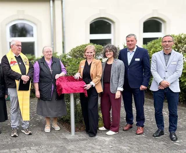 Feierliche Enthüllung der Stele vor dem Dreifaltigkeits-Krankenhaus: Rund 60 Gäste nahmen an der Eröffnung des FrauenOrtes zu Ehren der Hl. Katharina Kasper teil. Das Foto zeigt von links Pater Jürgen Ziemann, Oberin Sr. Clementine Ferdinand (ADJC), Daniela Landsch, kaufmännische Direktorin des Krankenhauses, Saskia Bellem (Projektleiterin FrauenOrte NRW), Manfred Sunderhaus, Geschäftsführer Dernbacher Gruppe Katharina Kasper) und Lars Schmaderer, Pflegedirektor Dreifaltigkeits-Krankenhaus). | Foto: Dreifaltigkeits-Krankenhaus