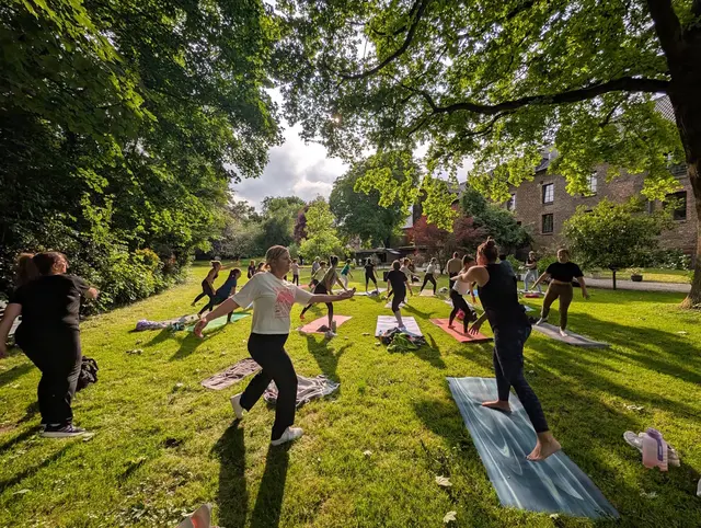 Die Premiere von „Sport im Park“ in Bedburg lockte über 3.000 Menschen zu den kostenfreien Sportangeboten unter freiem Himmel – jetzt geht es für ein Wochenende in die Halle. | Foto: Stadt Bedburg
