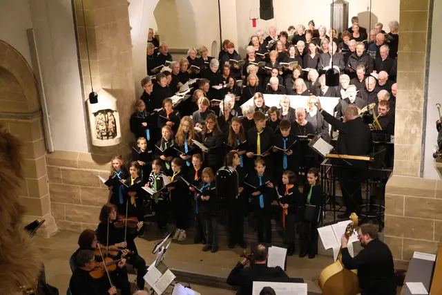 Orchester, Kinder- und Erwachsenenchor begeisterten gemeinsam.  | Foto: Michael Kupper