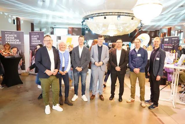 Strahlende Gesichter unter strahlenden Kristallleuchtern: (v.l.) Marc Bonte, Michaela Schmitz-Höser, Francesco Calio, Andreas Pöttgen, Oguz Ohse, Alexander Niederlehner und Philipp Schlenkert eröffneten die Ausbildungsplatzbörse „Let’s go 2025“.  | Foto: Stadt Frechen