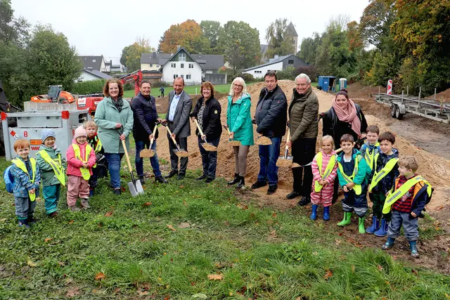 Freuen sich auf die neue KiTa: (v.l.n.r.) Gela Kremer, Leiterin Amt für Ju-gend und Familie; Peter Hennes, Architekturbüro Heinz Hennes; Matthias Schmitz, stv. Vorsitzender Jugendhilfeausschuss; Birgit Lüpschen, Investorin; Bürgermeisterin Claudia Wieja; Dr. Christoph Lüpschen, Investor; Horst Becker, stv. Vorsitzender Stadtentwicklungsausschuss; Katharina Krisztian, Leiterin KiTa Scheiderhöhe, eingerahmt von einigen KiTa-Kindern. | Foto: Stadt Lohmar