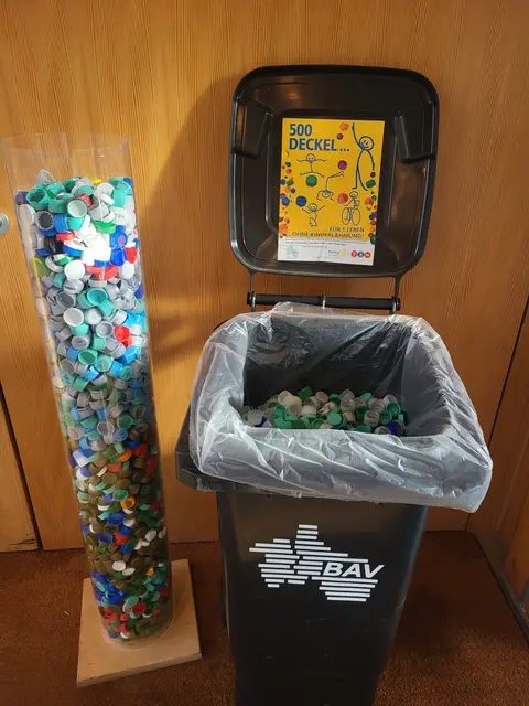 Jeweils 500 gesammelte Plastikdeckel ermöglichen eine Impfung für ein Kind.  | Foto: BAV