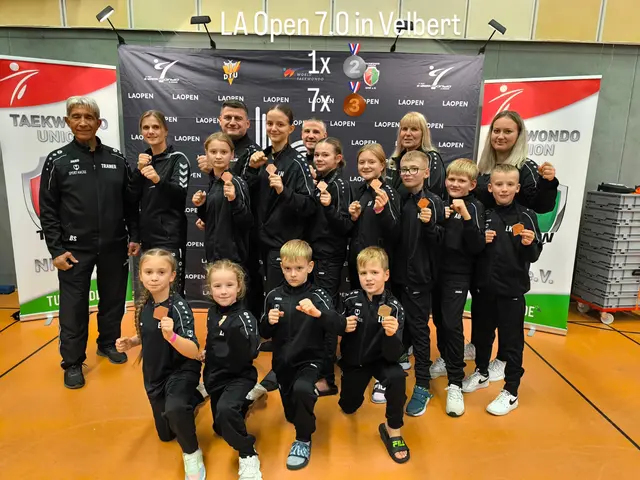 Großmeister Bajrush Saliu (l.) mit Coaches und dem Wettkampfteam.  | Foto: Nadja Bese