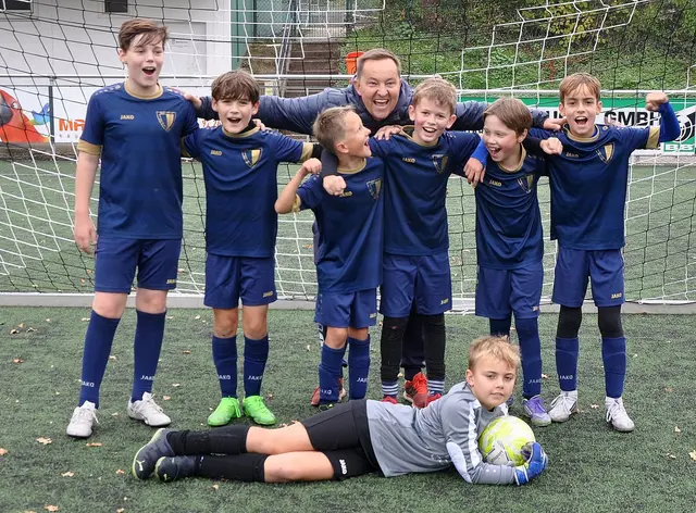 Großer Jubel:  Die Oedekovener E-Junioren freuten sich mit ihrem Trainer Martin Jedrusiak-Jung zu Recht  über den Sieg des UWG-Wanderpokals.  | Foto: fes