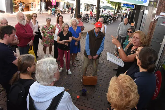 Dr. Ebba Hagenberg-Miliu beleuchtete beim Rundgang die Geschichte zahlreicher jüdischer Familien, die in der NS-Zeit verfolgt, deportiert und ermordet wurden.  | Foto: AS