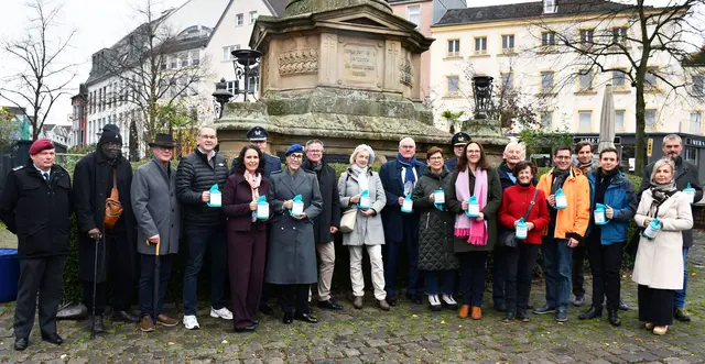 Das Foto zeigt den Auftakt der Haus- und Straßensammlung auf dem Siegburger Marktplatz, mit Landrat Sebastian Schuster, Vorsitzender der Kreisgruppe des Volksbunds Deutsche Kriegsgräberfürsorge e.V. (11.v.r.), im Kreise prominenter Sammlerinnen und Sammler für die Kriegsgräberfürsorge und Friedensprojekte.  | Foto: Rhein-Sieg-Kreis