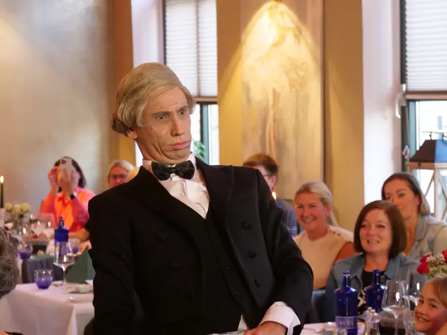 Darsteller Christoph Wolff von der Studiobühne Siegburg alias „Butler James“ begeistert im „Dinner for One“.  | Foto: Studiobühne