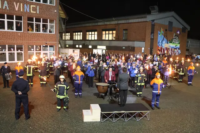 Der Große Zapfenstreich vor dem Rathaus.  | Foto: Michael Kupper