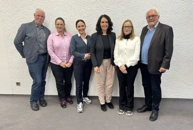  v.l.n.r. Kassenwart Hans-Joachim Dohm, Geschäftsführerin Dr. Claudia Arndt, Schriftführerin Saskia Klemp M.A., 1. Vorsitzende Elisabeth Winkelmeier-Becker MdB, 2. Vorsitzende Prof. Dr. Katja Stoppenbrink sowie Michael Solf, Ehrenvorsitzender Förderverein.  | Foto: Stefan Brozio/Archiv des Rhein-Sieg-Kreises