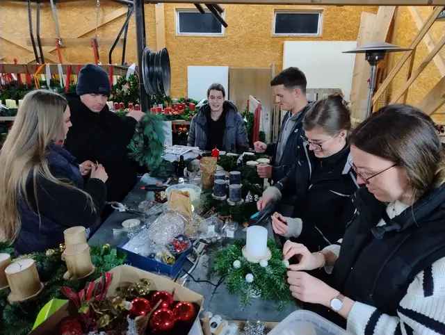 Kränze binden für den guten Zweck: Michaela Lingscheid und ihre Weihnachtselfen gestalten die Weihnachtsdeko auf Wunsch.  | Foto: J. Mager
