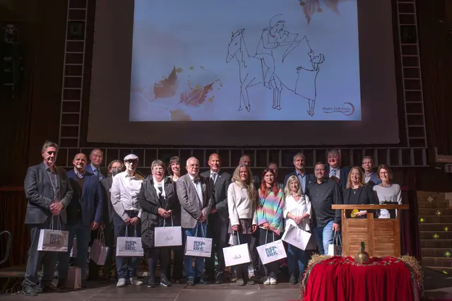 Alle Bewerber für den Heimatpreis 2025 wurden auf der Bühne geehrt – ein starkes Bild des Ehrenamts.   | Foto: Rhein-Erft-Kreis/Giuseppe Piliero