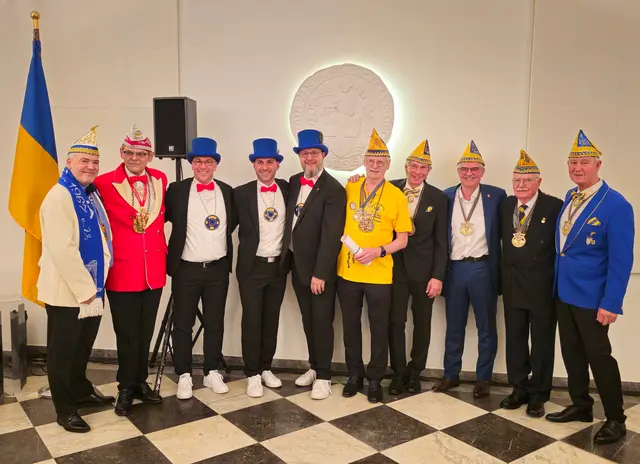 Guido P. Schneider und Roland Mohlberg vom Ordenskapitel, Sascha Schamper, Benjamin Kamarakis und Ralf Schönenberg (Blaue Zylinder), die neuen Verdienstordensträger Dieter Freytag und Wolfgang Fritz, Bürgermeister Dr. Marc Prokop, Dieter Geuenich (Sprecher des Ordenskapitel) und FBK-Präsident Georg Müller (von links).   | Foto: Stadt Brühl