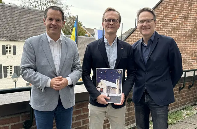 Dr.  Philipp  von  Grünberg  (Mitte)  und  Stefan  Thoben  (rechts),  die  im  Sommer  die Präsidentschaft übernommen haben, berichteten Bürgermeister Frank Keppeler von den sozialen  Zwecken,  die  der  Lions-Club  unterstützt. | Foto: Stadt Pulheim