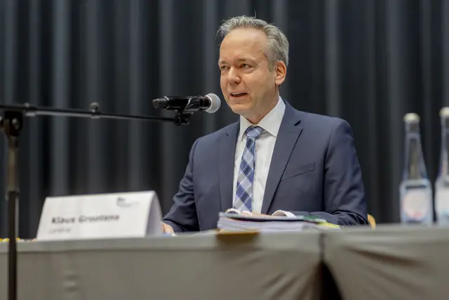In seiner Antrittsrede schwor Landrat Klaus Grootens die Kreistagsmitglieder auf eine gute Zusammenarbeit ein. 
  | Foto: Fotografin Katharina Hein
