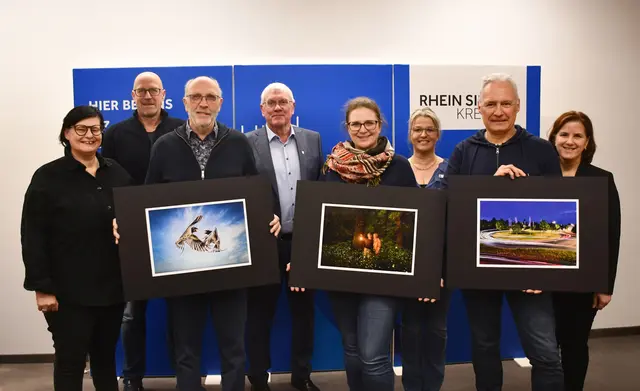 Landrat Sebastian Schuster (4.v.li.) mit den Gewinnern, den Jurymitgliedern Meike Böschemeyer und Quentin Bröhl (v.li.) sowie Rita Lorenz (3.v.re.) und Alexandra Wellner (re.) aus der Pressestelle des Rhein-Sieg-Kreises. | Foto: Rhein-Sieg-Kreis