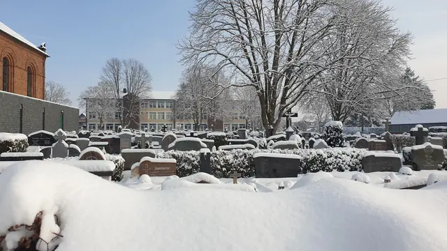 Der Kirchhof in Rheidt in winterlichem Glanz.   | Foto: Hans-Günther Fritzen