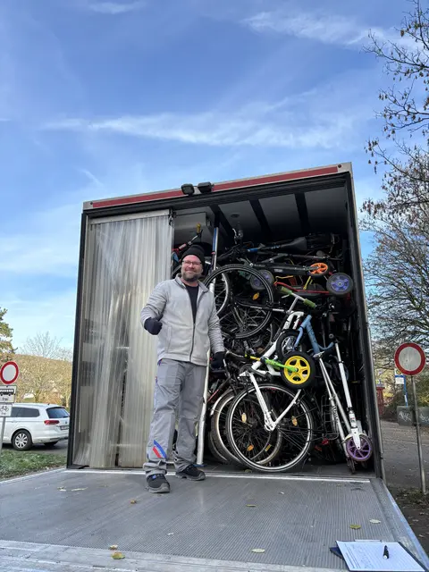 Daumen hoch - der Lkw ist voll. Da passt beim besten Willen nichts mehr rein.  | Foto: Claudia Klaus