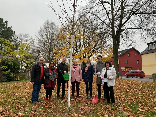 Katholiken aus Pützchen pflanzten einen Erinnerungsahorn (von rechts):  Silvia Link, Jan-Luca Helbig , Katja Birkner, Marga Wester, Pfarrer Markus Feggeler, Ursula Bruchhausen und Wilhelm Wester.  | Foto: Frank Engel-Strebel
