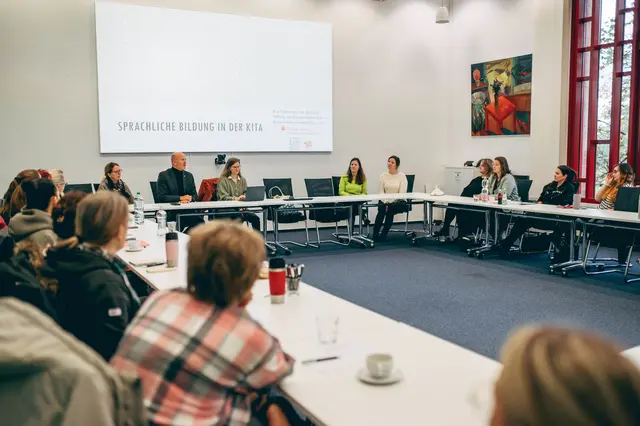 Im Rahmen der Fortbildung mit integriertem Workshop wurde erläutert, wie Kamishibai (das japanische Erzähltheater) Geschichten lebendig macht, zum Mitdenken, Mitfühlen und Mitsprechen anregt. | Foto: Rhein-Erft-Kreis