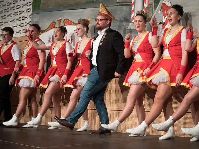 Neu-Bürgermeister Lukas Miebach machte eine gute Figur inmitten der Tanzgruppe. | Foto: RKV, Reiner Gründel