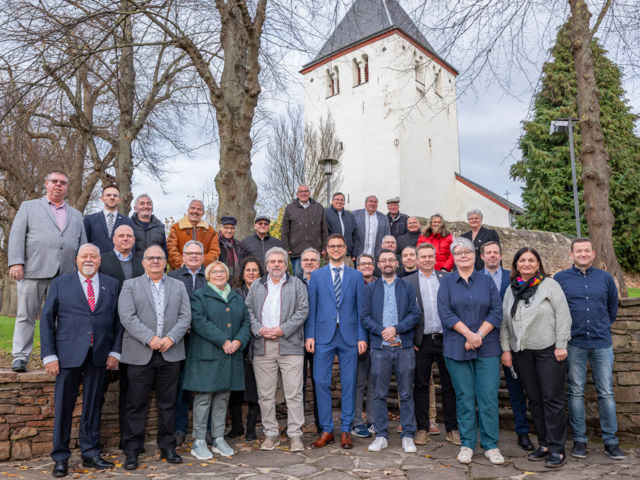 Alle Ratsmitglieder sind mit dem neu vereidigten Bürgermeister Michael Fingel (erste Reihe, Mitte) bei der konstituierenden Ratssitzung für ein gemeinsames Gruppenfoto vor der Alten Kirche in Mechernich zusammengekommen. | Foto: Ronald Larmann/pp/Agentur ProfiPress