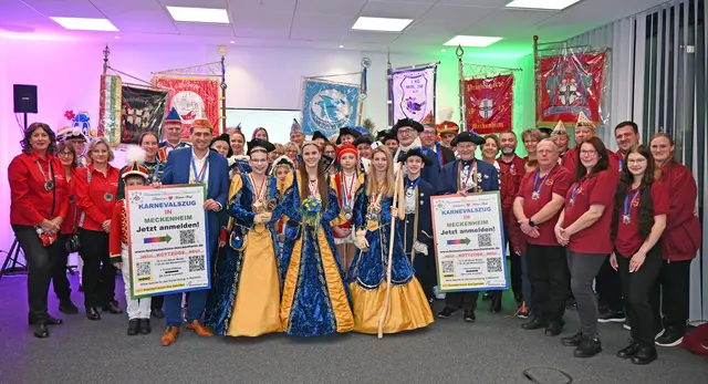 Bürgermeister Sven Schnieber (8.v.l.) begrüßt im Rathaus das Meckenheimer Mädchendreigestirn samt Gefolge und Vertreterinnen und Vertreter aller Karnevalsgesellschaften.  | Foto: Stadt Meckenheim
