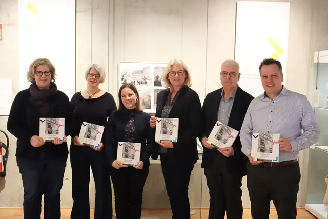 Am Donnerstag erschien der Katalog zur Ausstellung „Neubeginn im Frieden. Euskirchen 1945–1961“. | Foto: Tim Nolden/Stadt Euskirchen