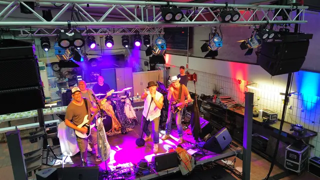 Im Scheinwerferlicht: Die CH22-Band lädt zum Konzert am 20. Dezember ein.  | Foto: Die CH22-Band