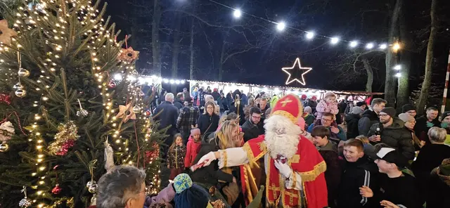 Der Nikolaus verteilte kleine Geschenke.  | Foto: Petra Eichner