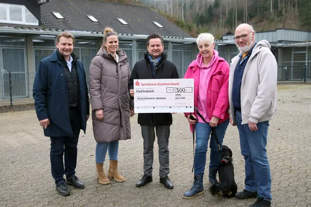 Den Scheck überreichte der Verwaltungsvorstand mit Peter Madel, Alexandra Noss und Bürgermeister Ulrich Stücker an Christiane Greb und Johannes Wendeler vom Tierschutzverein Oberberg (v.l.). | Foto: Christian Melzer