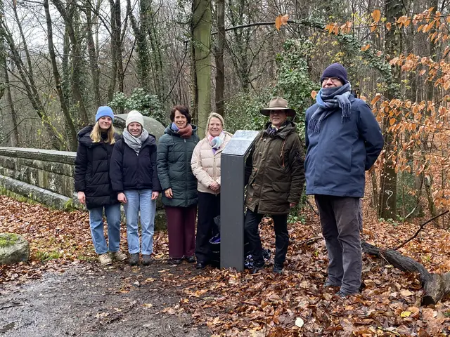 Ansgar Klein (Historiker), Fiona Streve-Mülhens Achenbach (Gut Wintermühlenhof), Heike Jüngling (Bürgermeisterin Königswinter), Carmen Döhnert (Wirtschaftsförderung Rhein-Sieg-Kreis), Hannah Gaide (Naturpark Siebengebirge) und Paulina Burbaum (Naturpark Siebengebirge). (v.r.n.l.)  | Foto: Burbaum