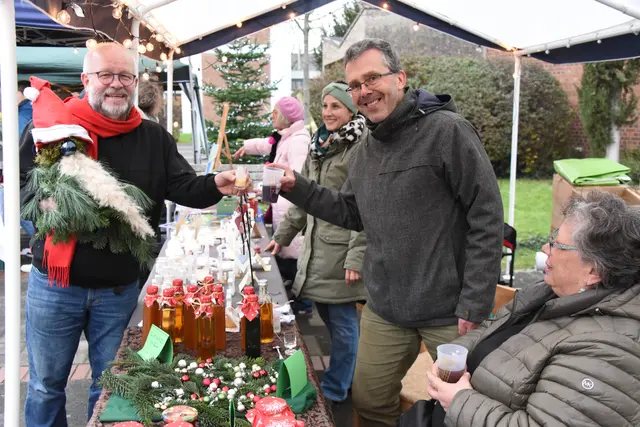 Christoph Sondermann, Vorsitzender des Verein Buntes Pennenfeld, mit einer der angebotenen Wichtelfiguren, die er zum Stand von Familie Tilman und Petra Trauschke mitbrachte, wo Marmeladen und Liköre aus Früchten des eigenen Gartens zum Kauf angeboten wurden.  | Foto: AS