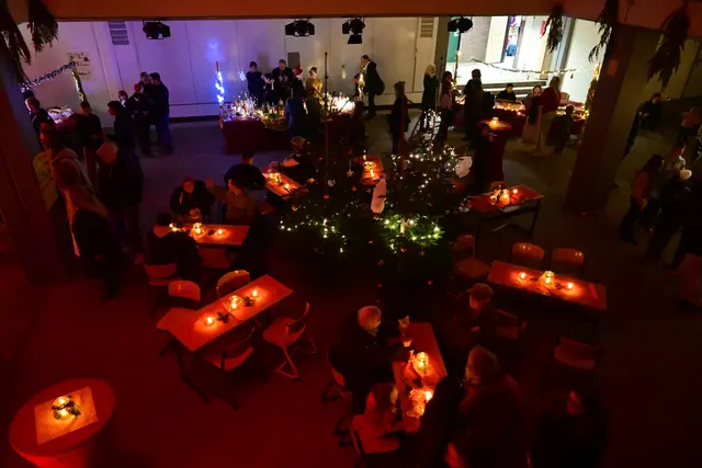 Der Lichtermarkt der Gesamtschule Waldbröl lud mit Kerzenlicht, selbst gestalteten Ständen und warmen Getränken zum Verweilen und Begegnen ein.  | Foto: Jakob Walther