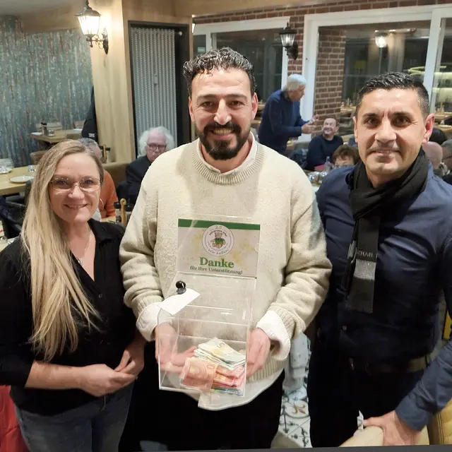 Sowohl der Bürgerverein Golbach (links) als auch der Friseursalon Charisma von Ibrahim Seker (m.) spendeten Großzügige Summen an die Hilfsgruppe Eifel.  | Foto: Reiner Züll/pp/Agentur ProfiPress