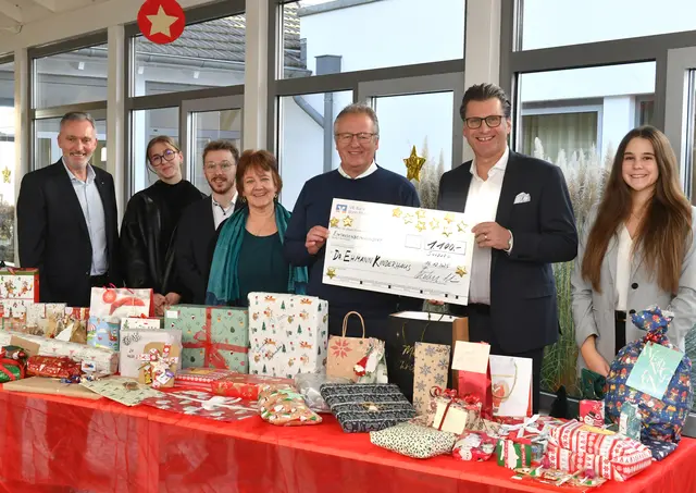 Übergabe der Geschenke (von links): Holger Hürten, Nina Löhr und Lukas Kreutz, Brigitte Krahe (Pädagogische Leitung), Andre Schmeis, Mathias Lutz und Laura Ackermann.  | Foto: VR-Bank Bonn Rhein-Sieg eG