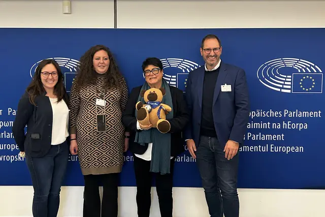 Christina Hölbling, Koordinatorin Berufliche Bildung und Übergangsmanagement, (v.l.), Lara Franken, Bürogruppe QuBi.Eifel, und NE.W-Geschäftsführer Christoph Werner (rechts) übergaben den Qu-Bären an die Vizepräsidentin des Europäischen Parlaments Sabine Verheyen (2.v.r.). | Foto: Claudia Hoffmann