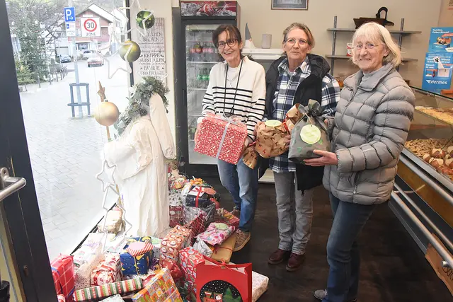 Vor der Zustellung der Präsente freuten sich Ricky Jäger-Fuhr, Kirsten Goher und Esther Zimmermann am Geschenkeberg im Schaufenster der Bäckerei über den wieder enormen Erfolg ihrer privaten Aktion.  | Foto: AS