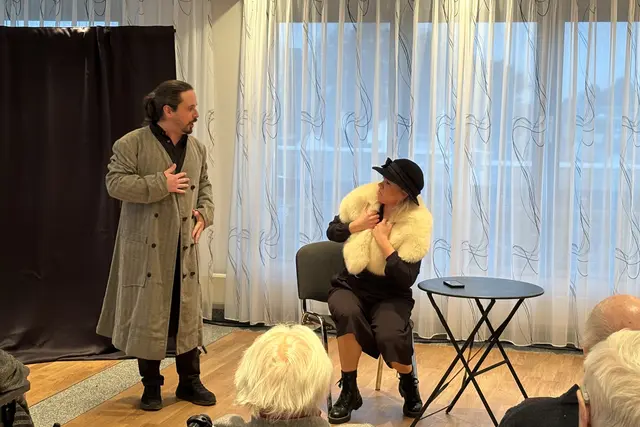 Szene aus dem Stück „Der Mönch mit der Klatsche“: Christina Stephan und Raoul Migliosi vom Rheinbacher „Theater am Lohmarkt“ spielten im Seniorenhaus Sankt Josef in Meckenheim vor Bewohnerinnen und Bewohnern.  | Foto: Privat