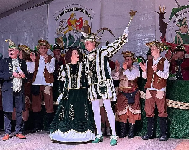 Großer Auftritt im Festzelt: Prinz Lars I. und Prinzessin Sonja I. feiern nach ihrer Proklamation gemeinsam mit Gefolge und Gästen den Beginn ihrer Regentschaft über die Mertener Jecken.  | Foto: fes