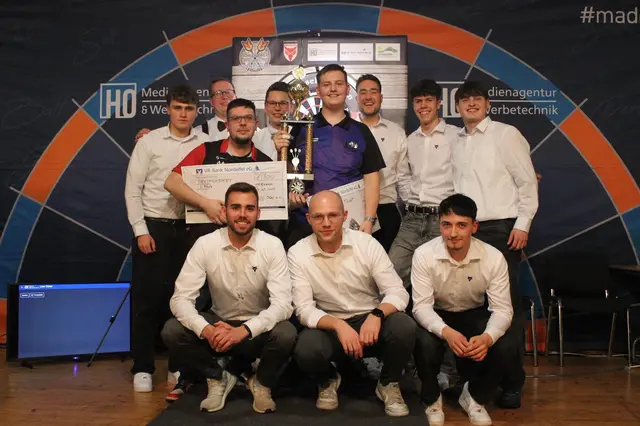 Leon Ebmeier (in der Mitte mit Pokal) gewann im Finale der 5. Stadtmeisterschaft des Junggesellenvereins Olef mit 3:0 gegen Adrian Hoffmann (zweiter von links) und sicherte sich somit das Ticket für die PDC Q-School 2027. | Foto: Maren Müller