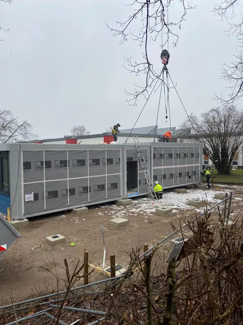 Mittels Kran wurde der Fachraumcontainer für die Konrad-Adenauer-Hauptschule angeliefert.  | Foto: Tanja Reinhold